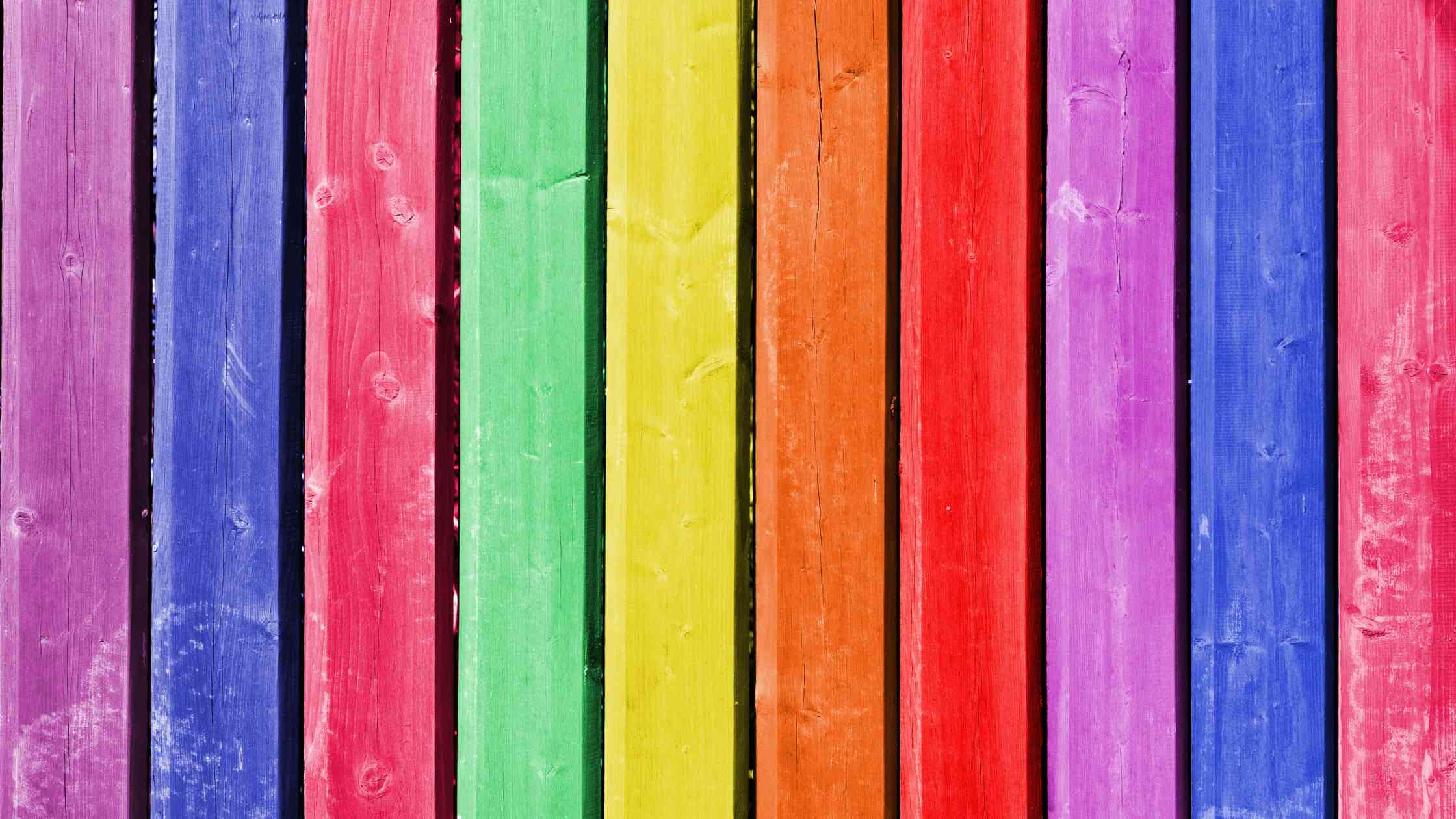 Доска цветная. Разноцветные доски. Разноцветный забор. Цветные деревянные доски. Цветные доски фон.